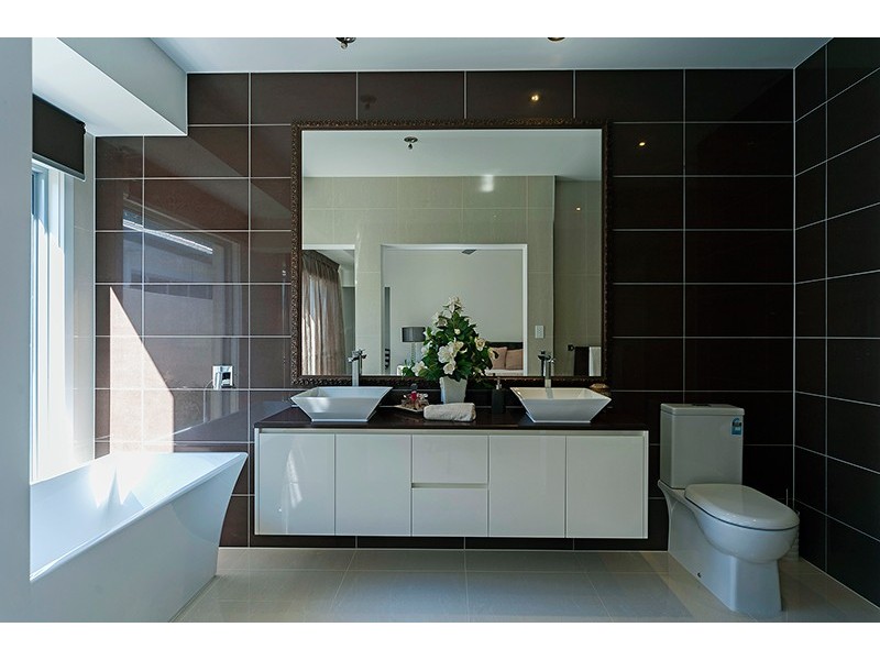 9119 Peter Senior Drive, Hope Island QLD 4212