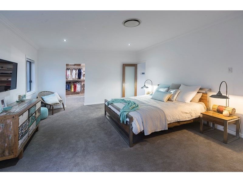 8215 Magnolia Drive West, Hope Island QLD 4212