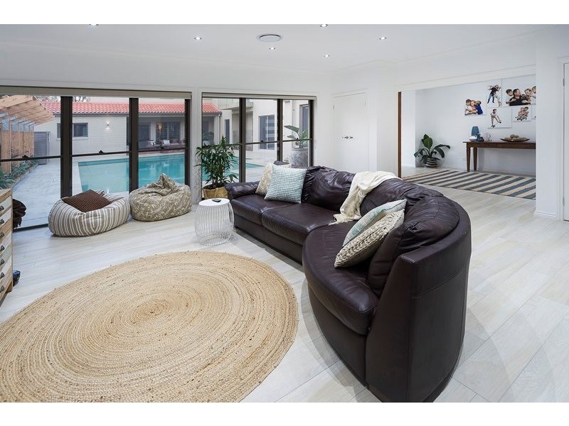 8215 Magnolia Drive West, Hope Island QLD 4212