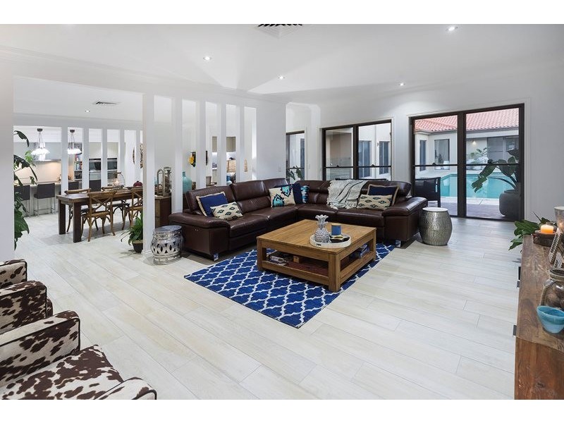 8215 Magnolia Drive West, Hope Island QLD 4212