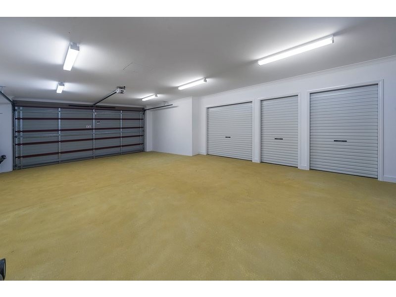 8215 Magnolia Drive West, Hope Island QLD 4212