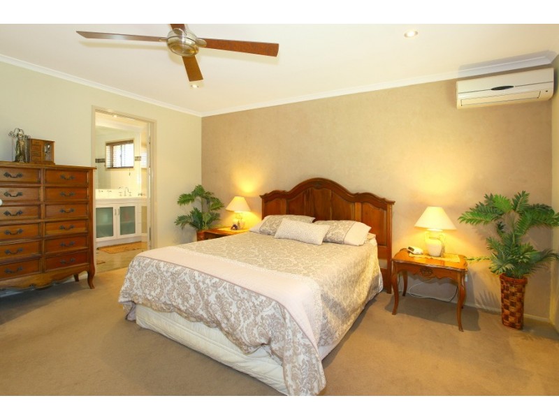 15 Riverdowns Crescent, Helensvale QLD 4212