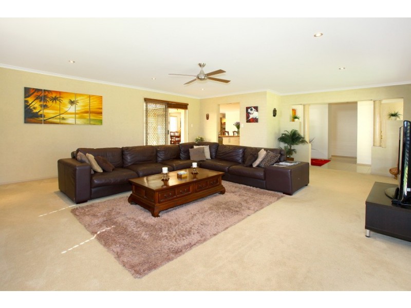 15 Riverdowns Crescent, Helensvale QLD 4212