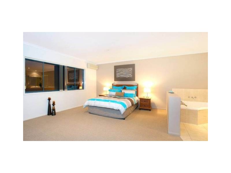 14 Calmwater Crescent, Helensvale QLD 4212