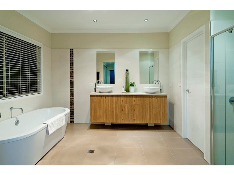 9126 Peter Senior Drive, Hope Island QLD 4212