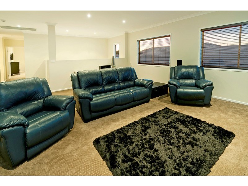 9126 Peter Senior Drive, Hope Island QLD 4212