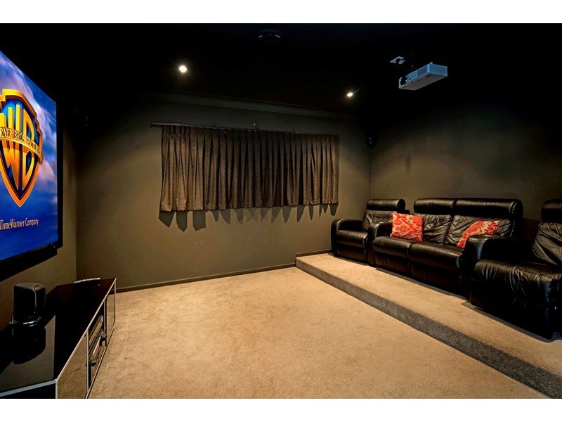 9112 Peter Senior Drive, Hope Island QLD 4212