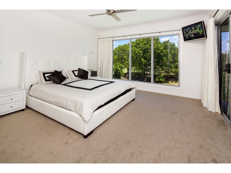 9112 Peter Senior Drive, Hope Island QLD 4212