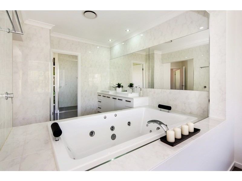 9112 Peter Senior Drive, Hope Island QLD 4212