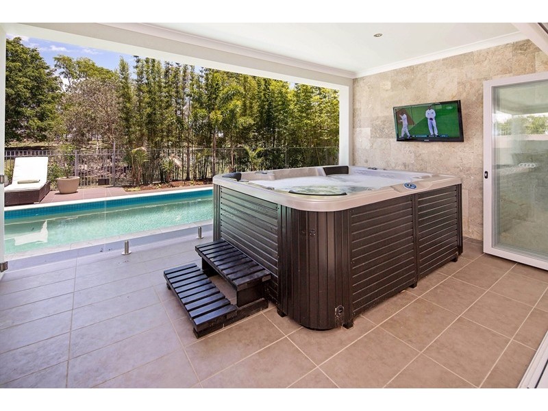 9112 Peter Senior Drive, Hope Island QLD 4212