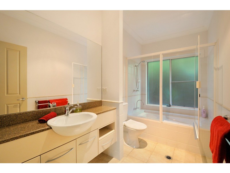2044 Carlton Drive, Hope Island QLD 4212