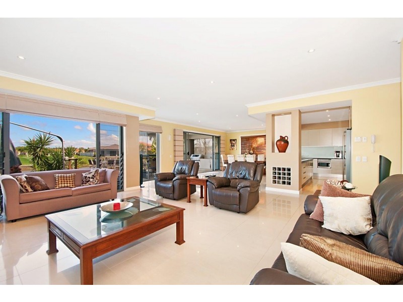 2302 Belmont Court East, Hope Island QLD 4212