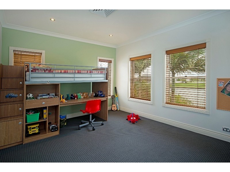 1663 Riverdale Drive, Hope Island QLD 4212