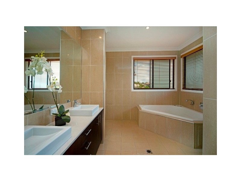 2548 Gowrie Way, Hope Island QLD 4212