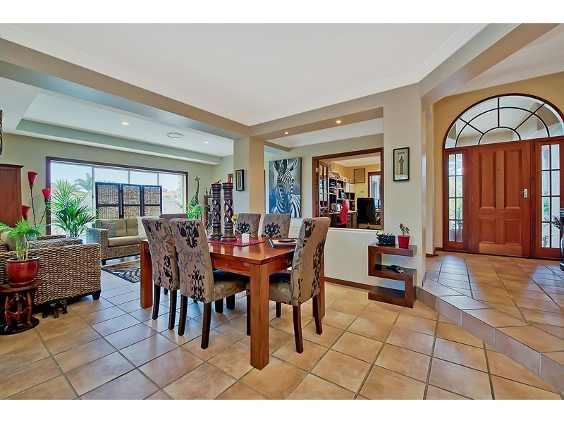 1643 Riverdale Drive, Hope Island QLD 4212