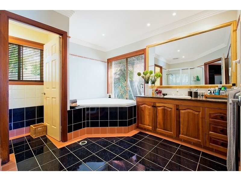 1643 Riverdale Drive, Hope Island QLD 4212