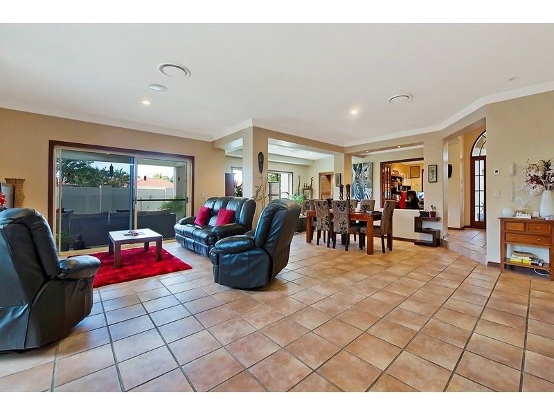 1643 Riverdale Drive, Hope Island QLD 4212