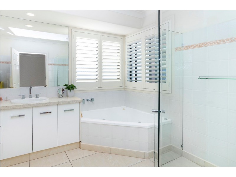 1649 Riverdale Court, Hope Island QLD 4212