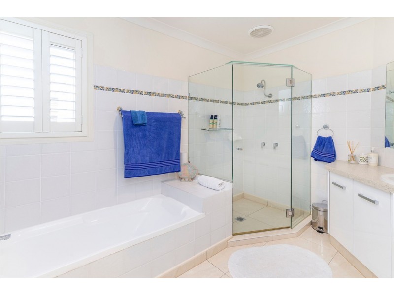 1649 Riverdale Court, Hope Island QLD 4212