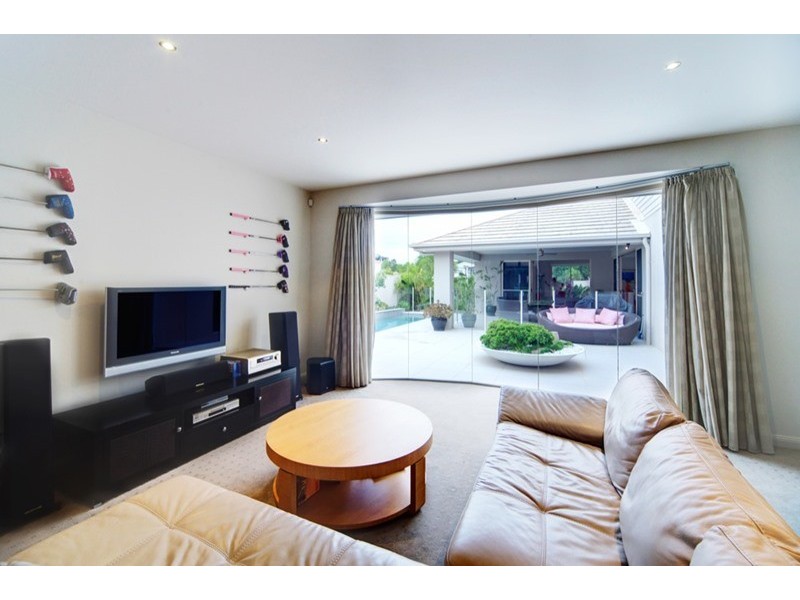 2116 Fernlea Close, Hope Island QLD 4212
