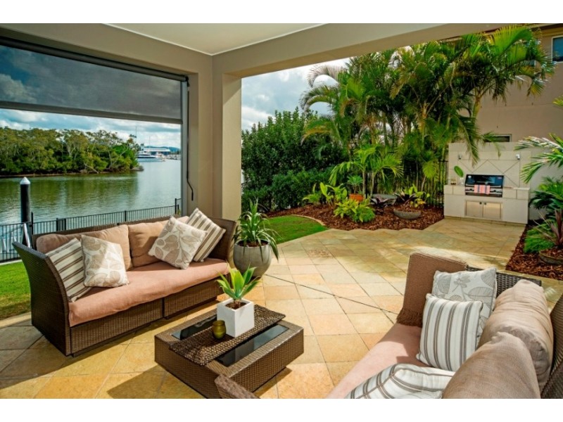 1677 Riverdale Drive, Hope Island QLD 4212