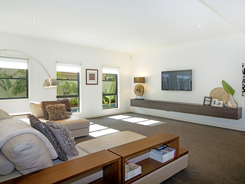 1677 Riverdale Drive, Hope Island QLD 4212