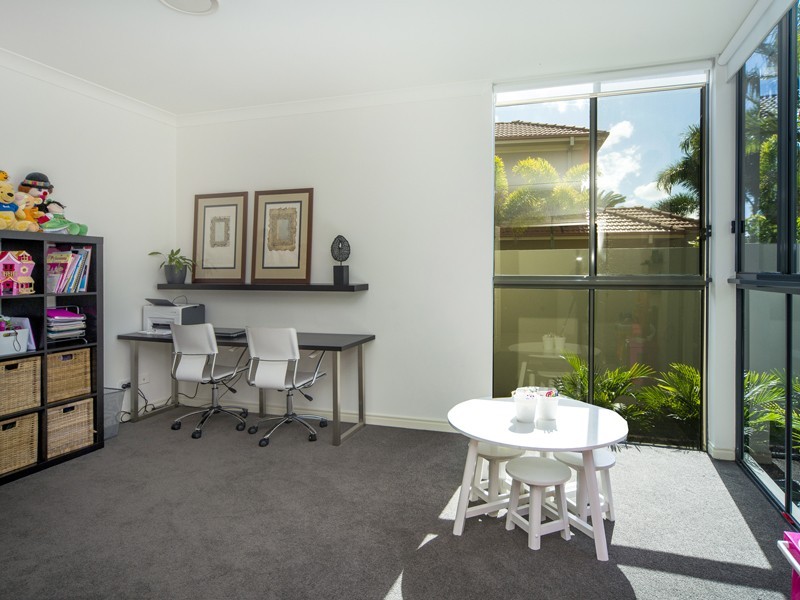 1677 Riverdale Drive, Hope Island QLD 4212