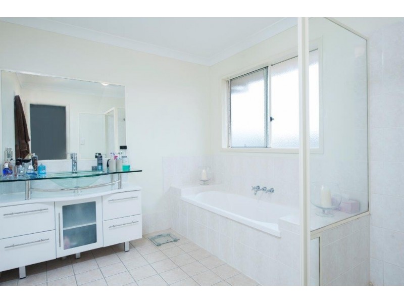 16 Brittany Drive, Oxenford QLD 4210