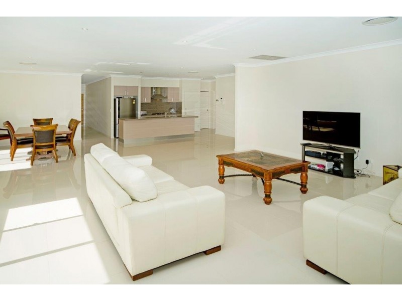 9116 Peter Senior Drive, Hope Island QLD 4212