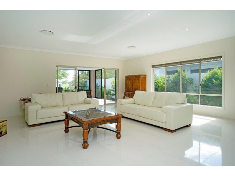 9116 Peter Senior Drive, Hope Island QLD 4212