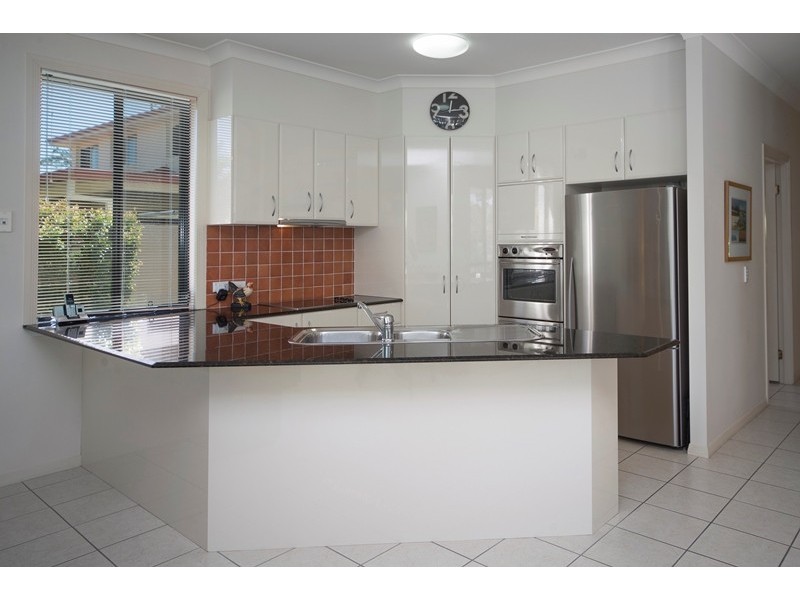 11 Waterside Esplanade, Helensvale QLD 4212
