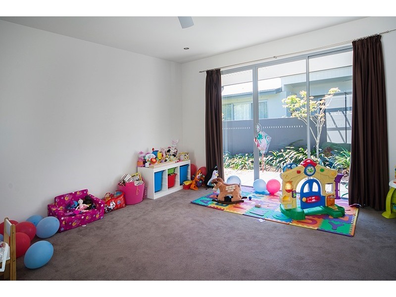 8 Ruthenium Court, Hope Island QLD 4212