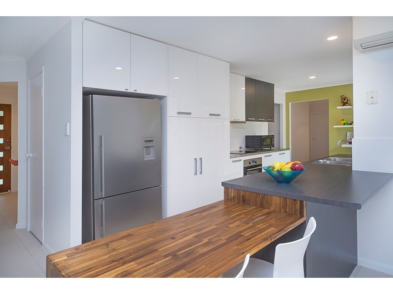 18 Lakeshore Drive, Helensvale QLD 4212