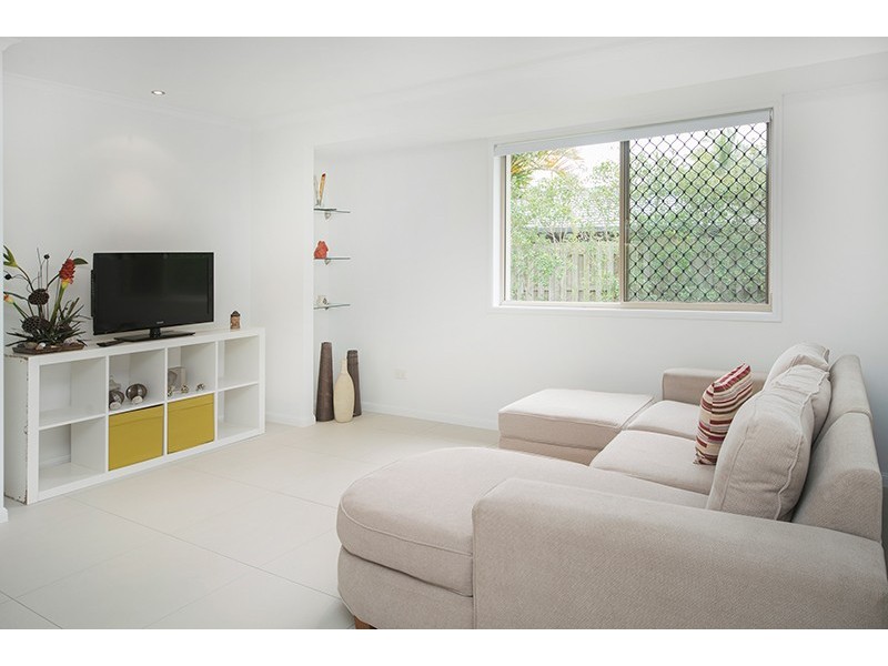 18 Lakeshore Drive, Helensvale QLD 4212