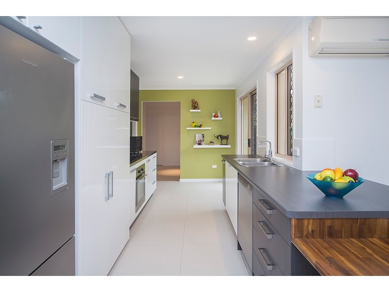 18 Lakeshore Drive, Helensvale QLD 4212