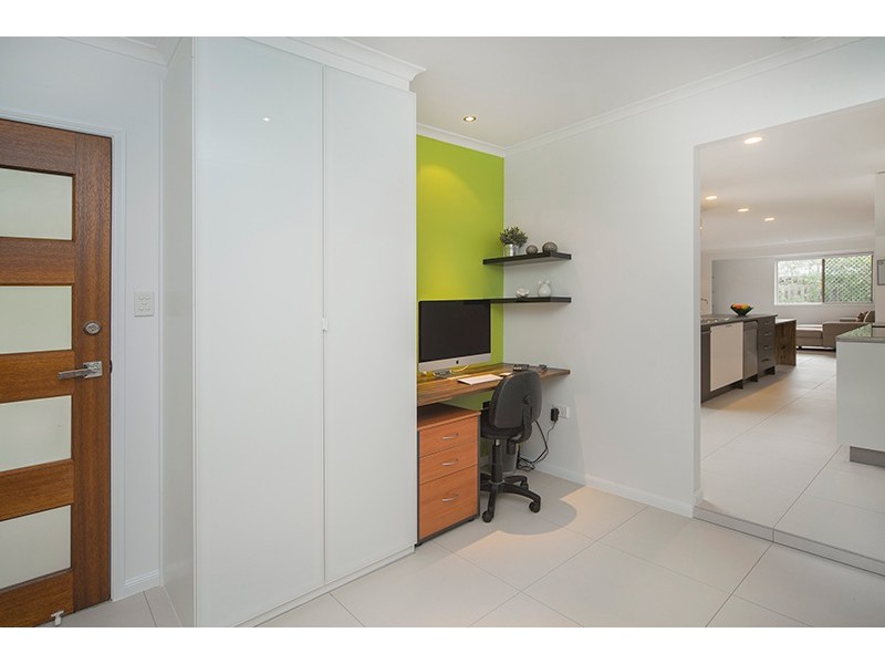 18 Lakeshore Drive, Helensvale QLD 4212