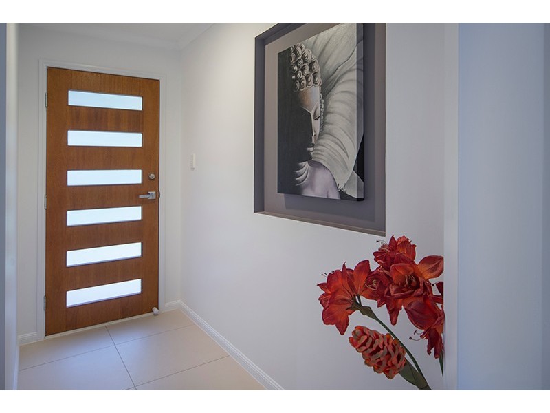 18 Lakeshore Drive, Helensvale QLD 4212