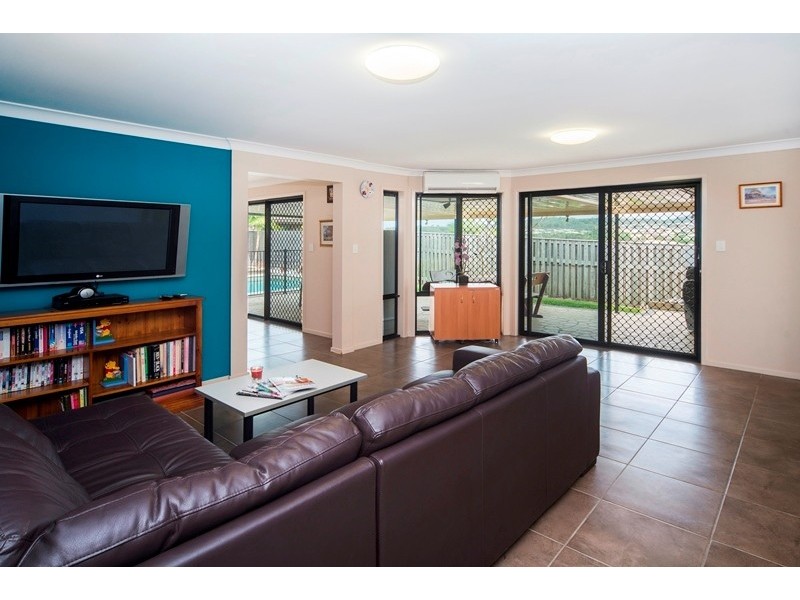 11 Minyon Court, Pacific Pines QLD 4211