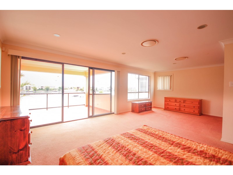 520 Oyster Cove Promenade, Helensvale QLD 4212