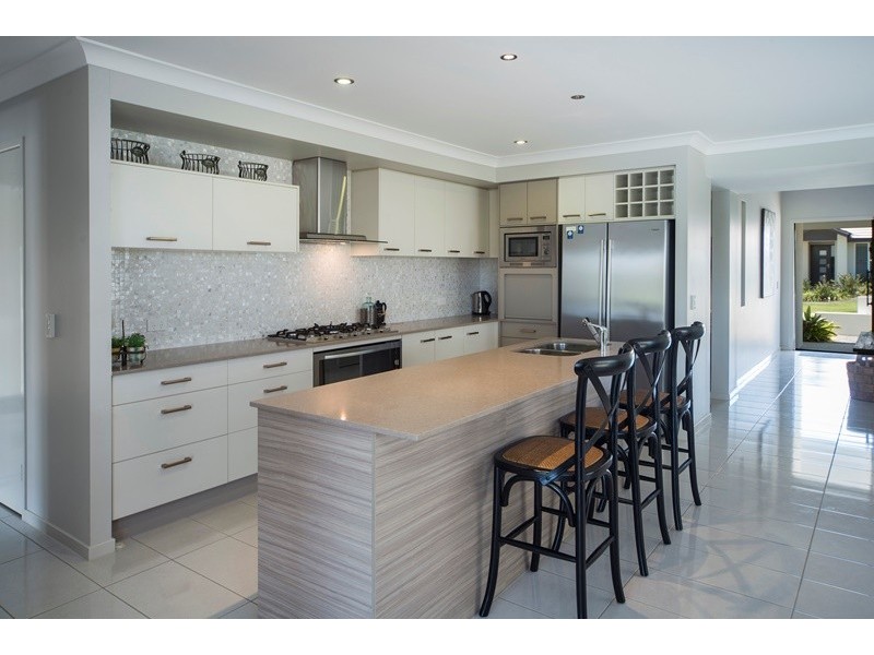 16 Mariner Avenue, Hope Island QLD 4212