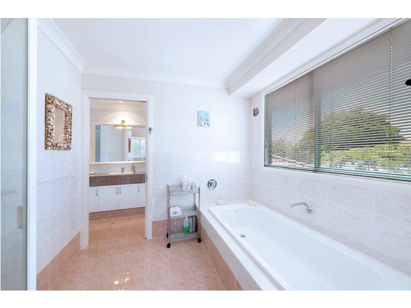 1004 Rosebank Way, Hope Island QLD 4212