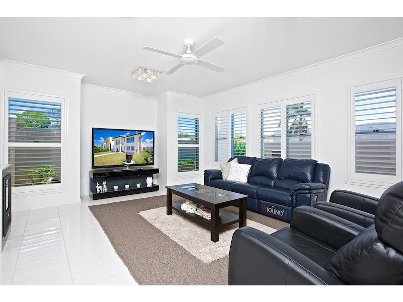 45 Sickle Avenue, Hope Island QLD 4212