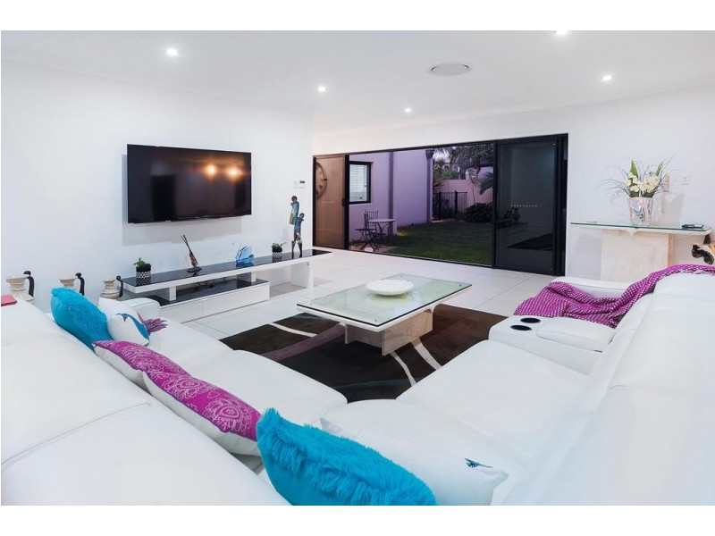 2136 Beaufort Way, Hope Island QLD 4212