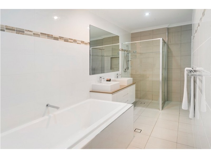 2136 Beaufort Way, Hope Island QLD 4212