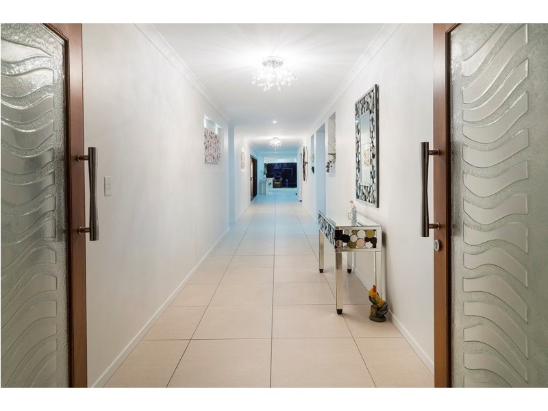 2136 Beaufort Way, Hope Island QLD 4212