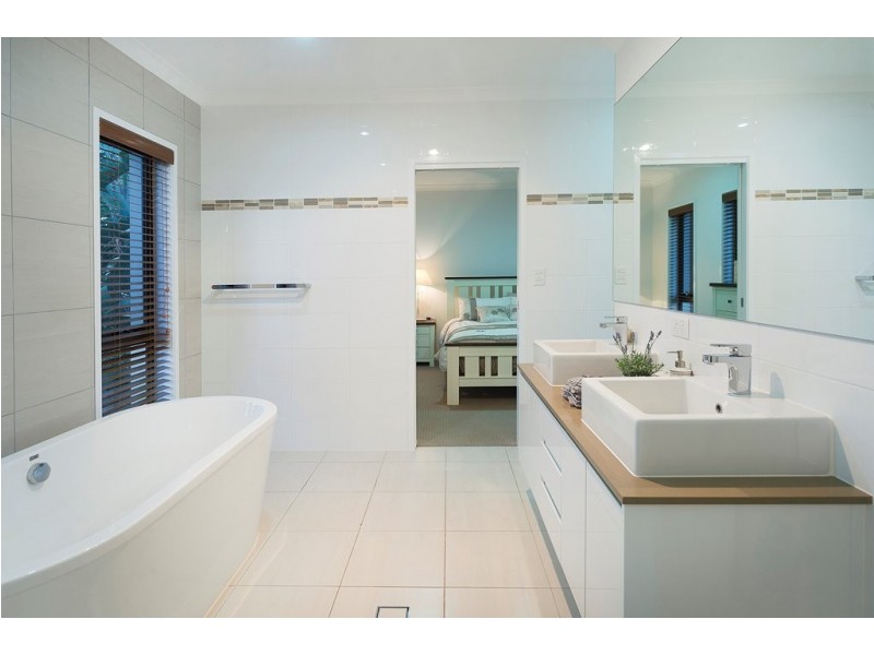 2136 Beaufort Way, Hope Island QLD 4212