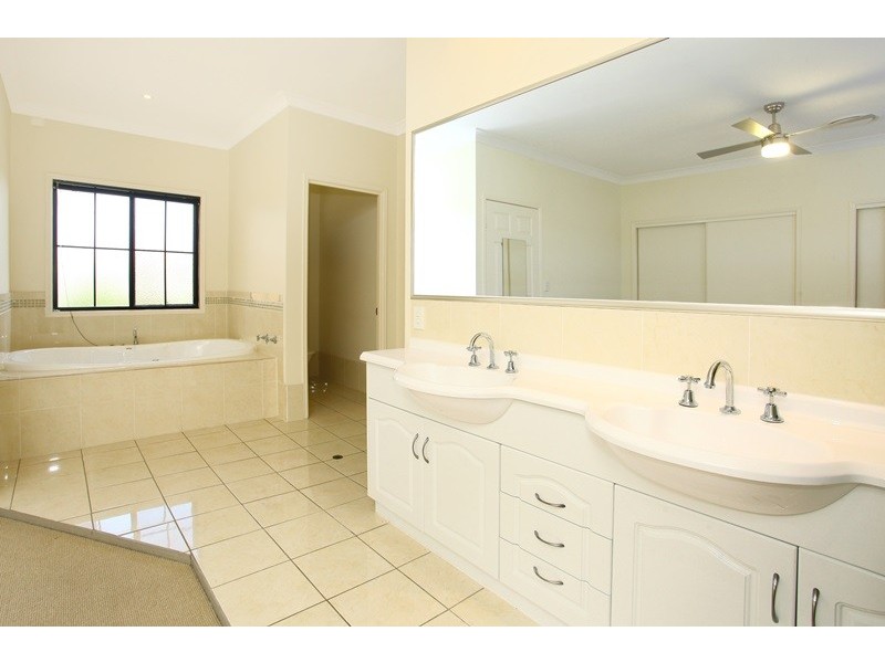 17 Calmwater Crescent, Helensvale QLD 4212