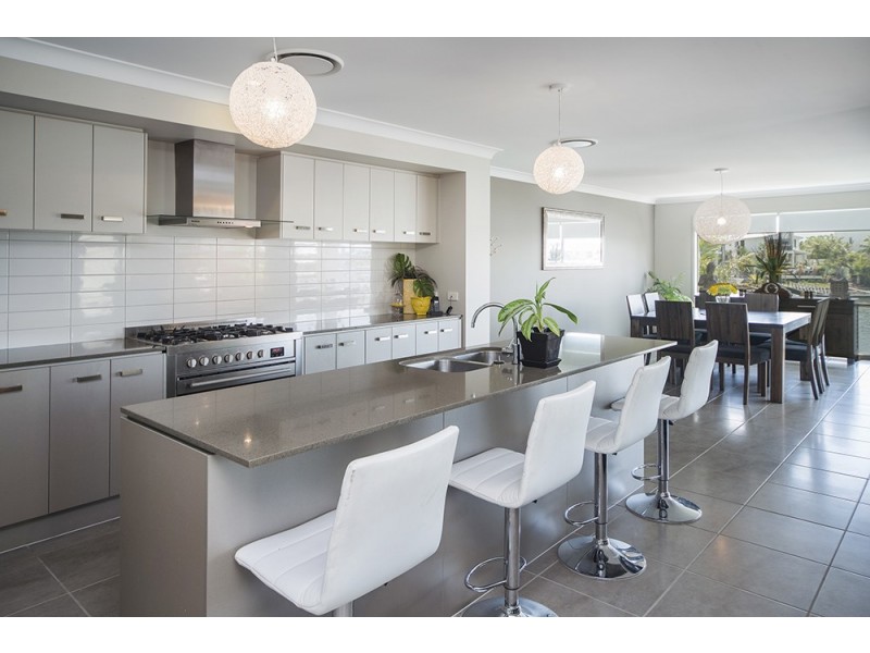 16 Onshore Place, Helensvale QLD 4212