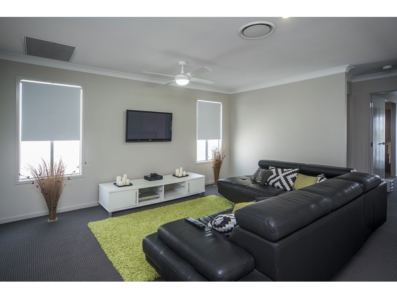 16 Onshore Place, Helensvale QLD 4212