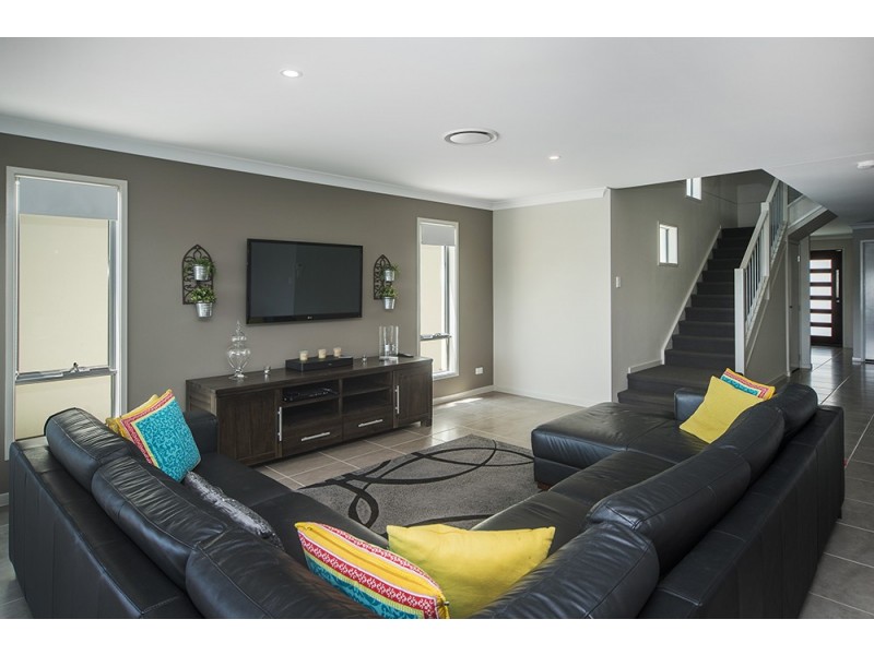 16 Onshore Place, Helensvale QLD 4212